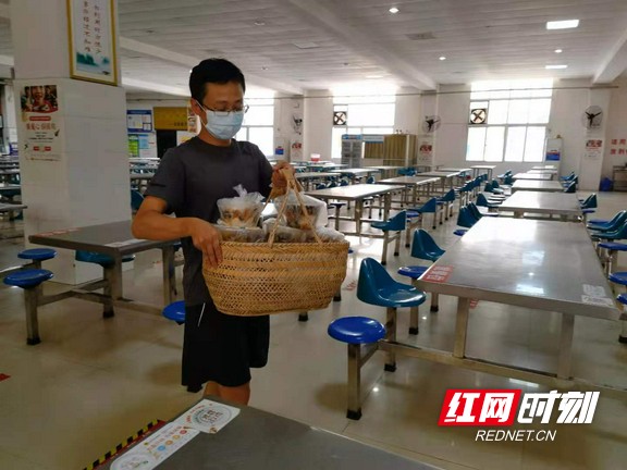 疫情最美逆行者外卖员,疫情期间最美餐饮人员送餐