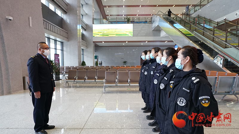 客运员郭威：服务旅客13载平凡岗位做贡献