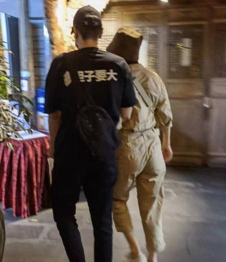 赵又廷高圆圆挽手逛街,赵又廷高圆圆好看照片