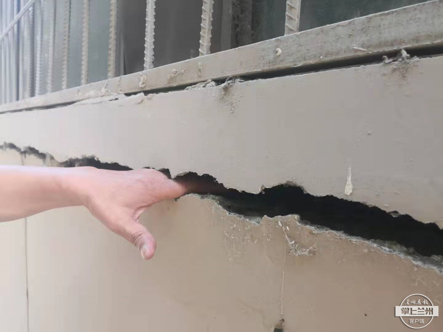 帮着办丨阳台裂缝多年无人管，到底咋回事？物业：先天不足导致地基下沉，建议居民找建设单位协商解决