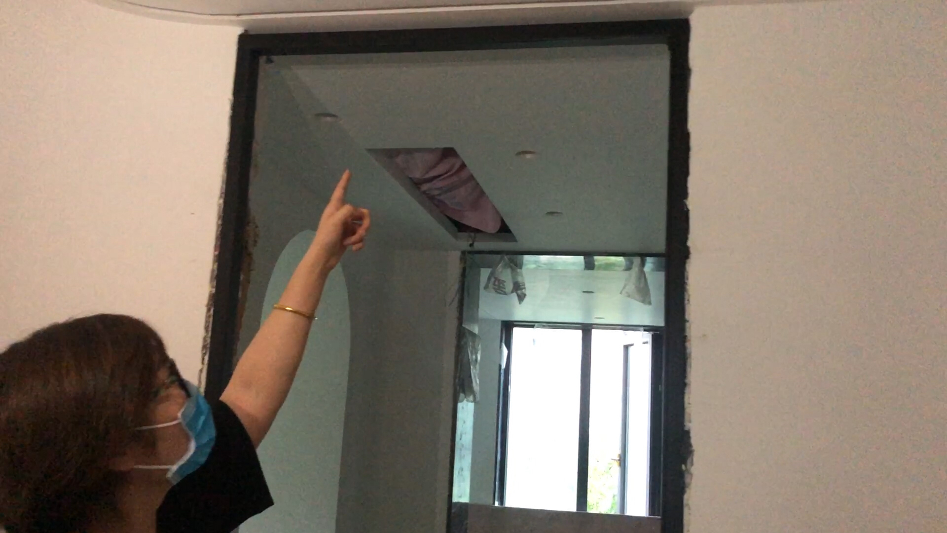 通顶木门做成后咋短了一大截？事发后商家“TATA”屡次“甩锅”，记者电话采访遭3次挂断