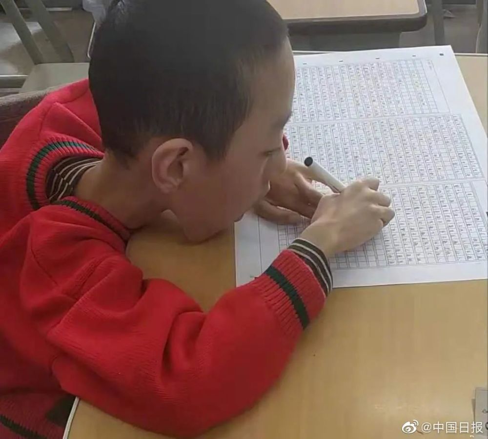 体重18公斤北航新生报到！立志做中国“霍金”的邢益凡，加油