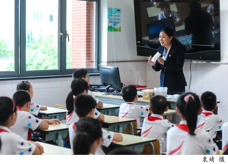 “时代楷模”吴蓉瑾：每天工作15小时的“铁人校长”，孩子最爱的“云朵妈妈”