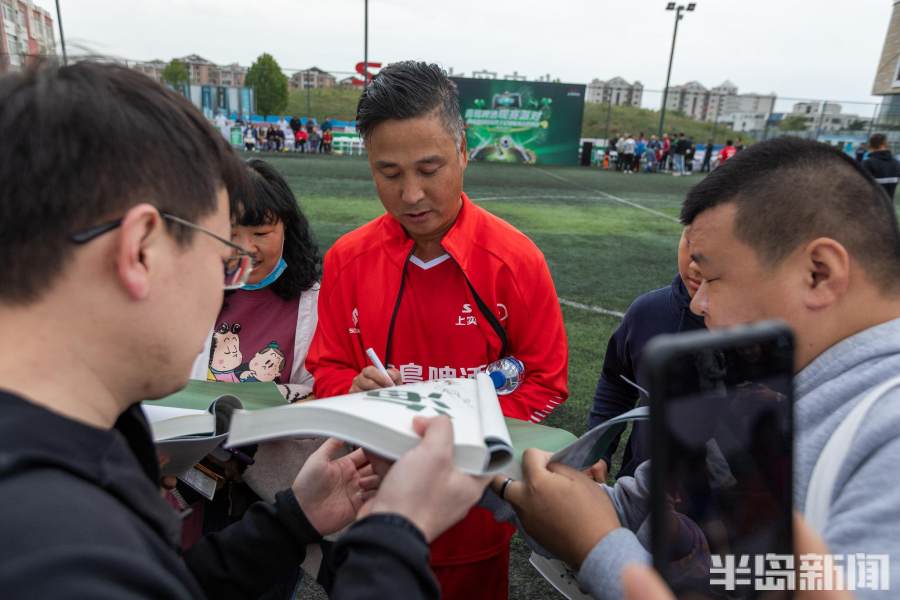 绿茵场上追梦想的下一句,绿茵场上冲刺防守