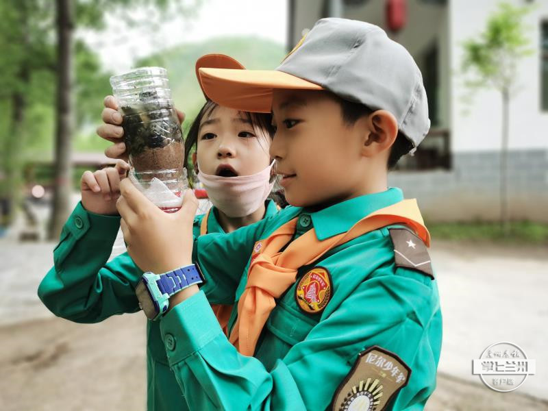 野外生存课展示野外生存技巧,野外生存技能培训班