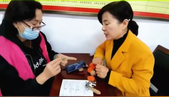 平顶山卫东区：毛线编织培训进村魏寨村大妈学“技术”