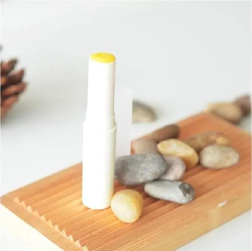 使用润唇膏容易使唇炎加重,润唇膏涂嘴唇好不好