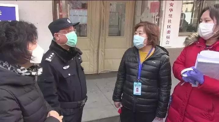 致敬疫情防控一线的社区工作员,社区抗疫一线副书记