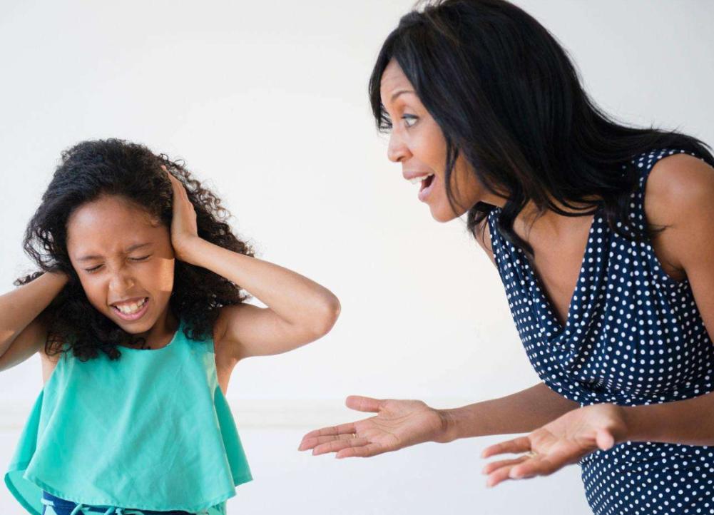 孩子被欺负时却不敢还手，如此怂娃，父母要承担很大责任