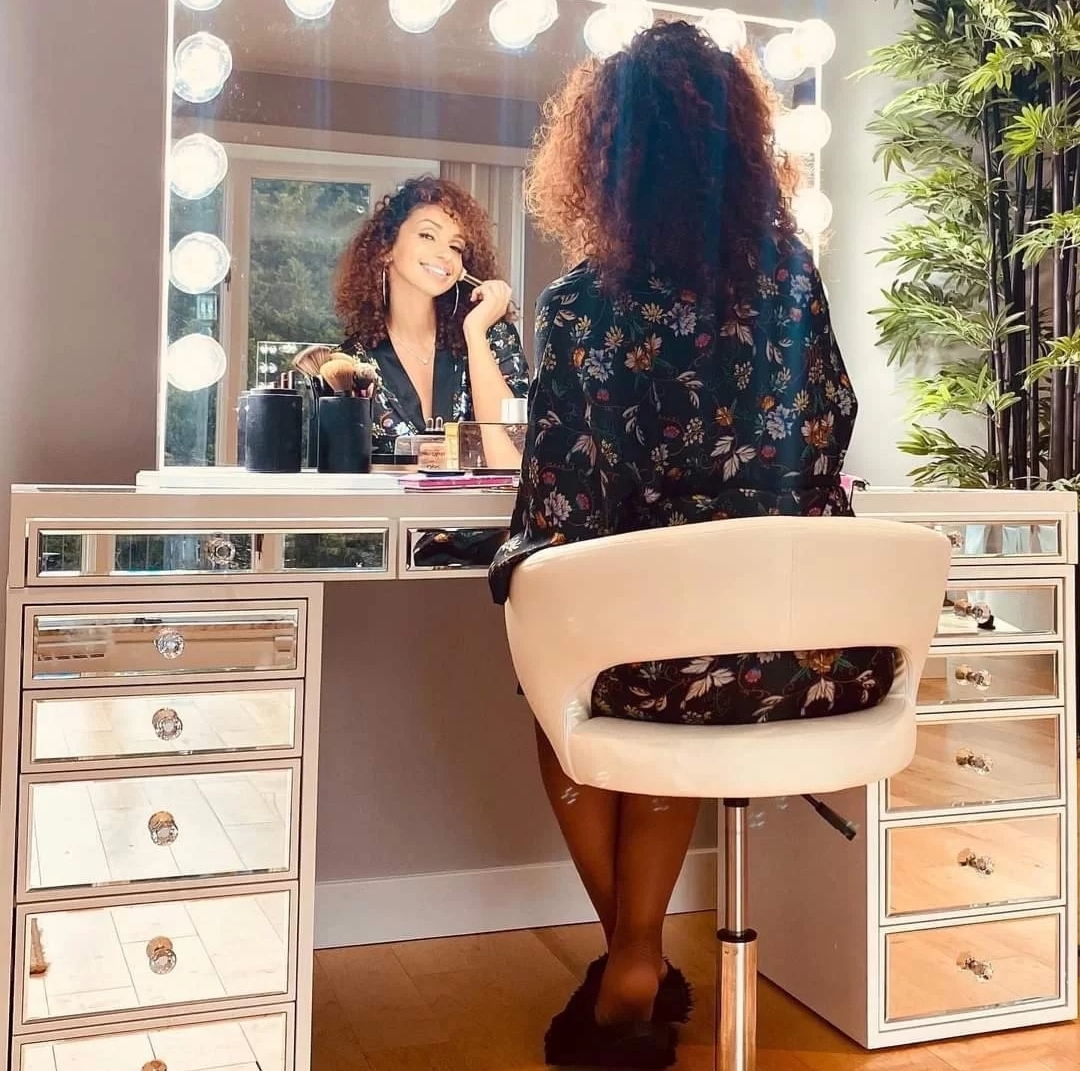 不懂光线，怪不得你的妆容有瑕疵！试试LED化妆镜，还你高级脸