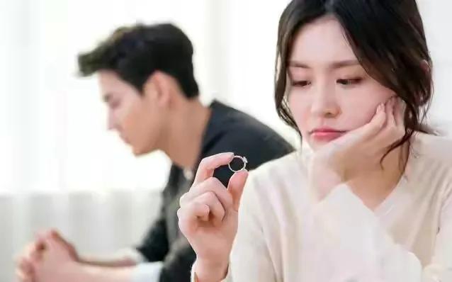 结婚8年,丈夫总给前女友儿子买礼物,妻子发怒,丈夫:你管不着