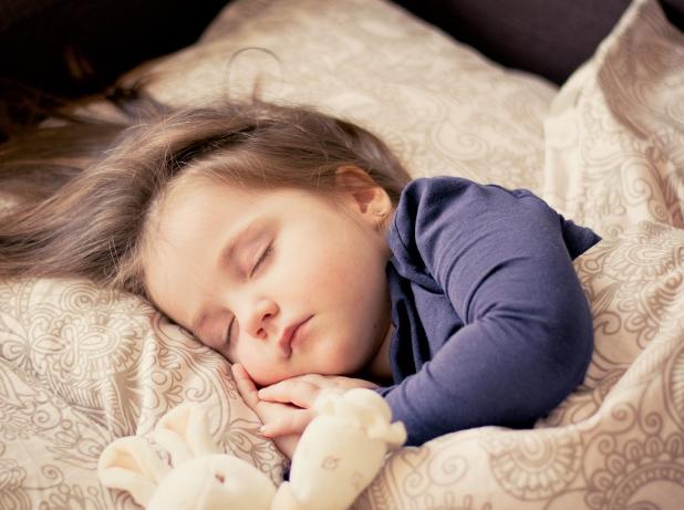 宝宝老是用头撞爸爸妈妈怎么回事,宝宝经常头撞墙壁是怎么回事