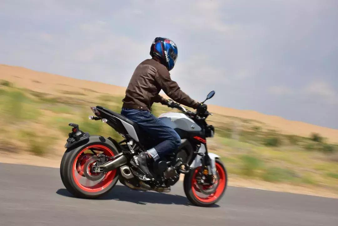 90马力老外雅马哈mt09测评,雅马哈扭力大师mt09新版