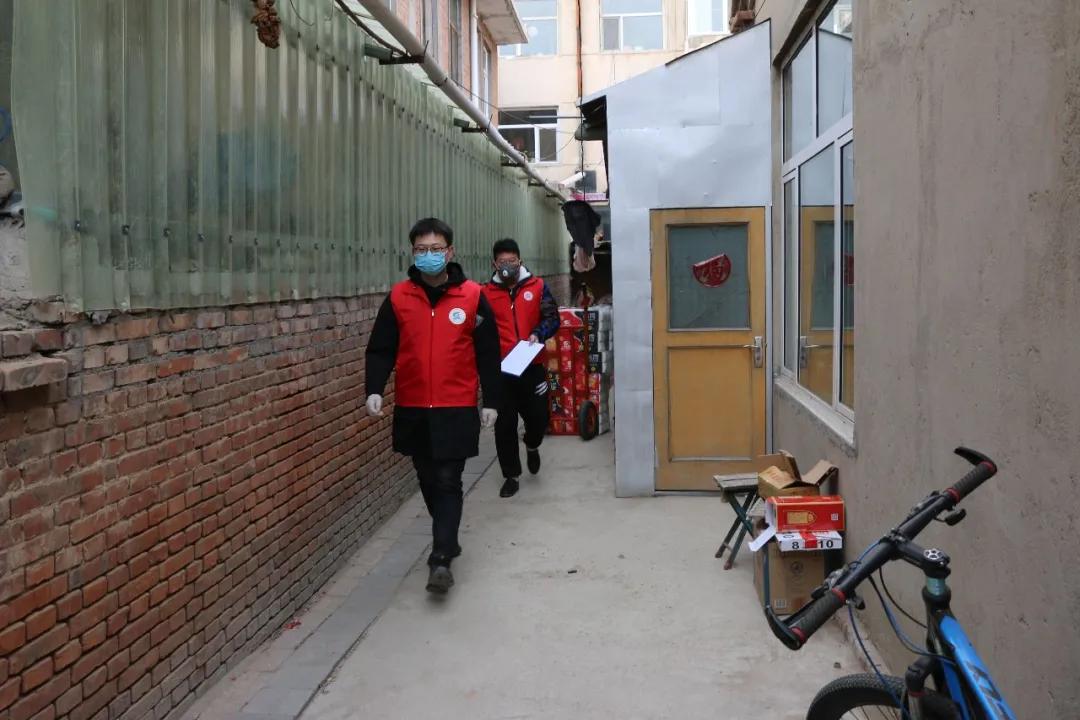 党旗飘扬在一线抗击疫情先锋事迹,抗击疫情党旗飘飘迎曙光