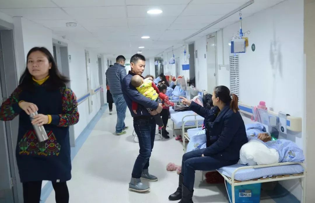 宝宝鼻子有鼻屎堵住不通气吃奶哭,婴幼儿鼻孔被鼻屎堵住了怎么办