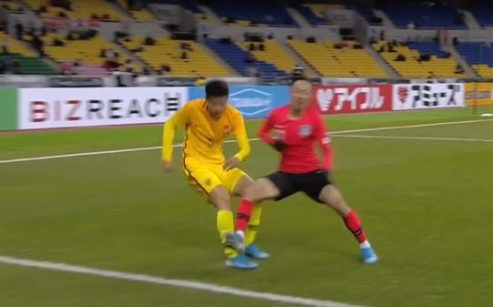 太脏了!韩国球员恶意推倒中国球员,报复心太强了