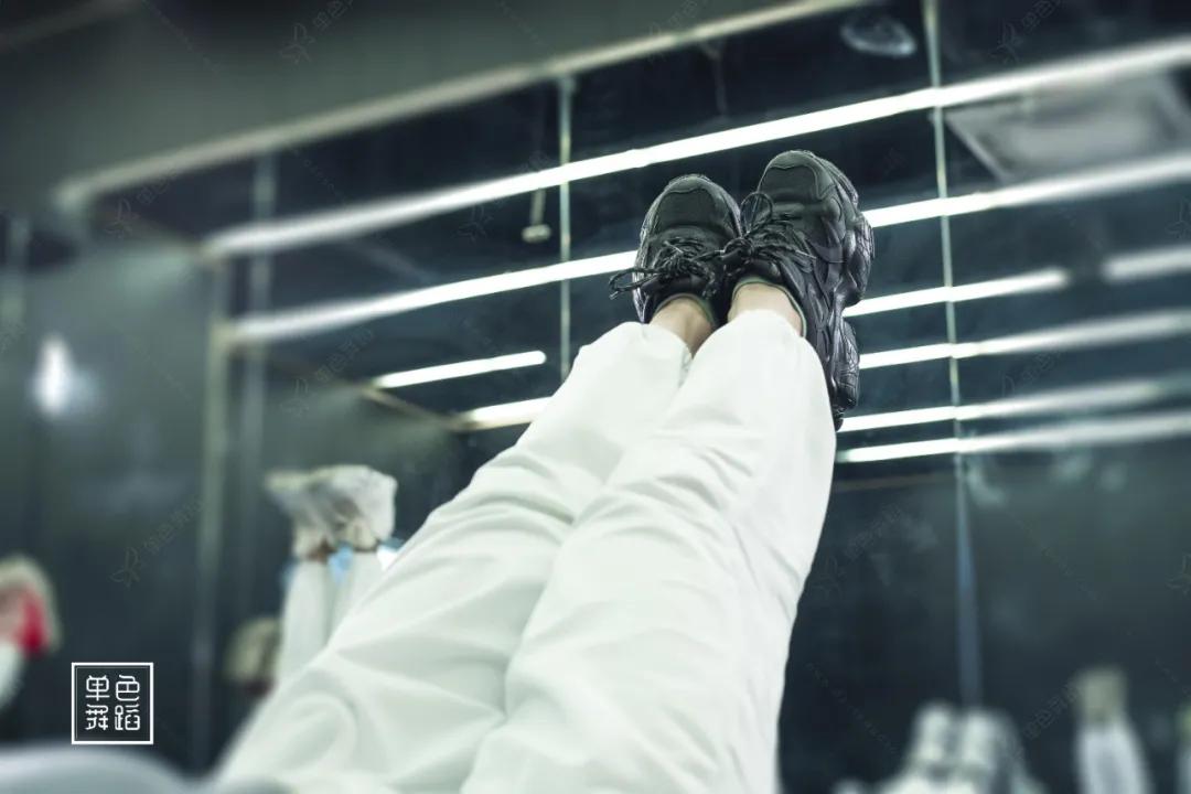 怎么练腿舞蹈基本功,练舞练腿的几个动作