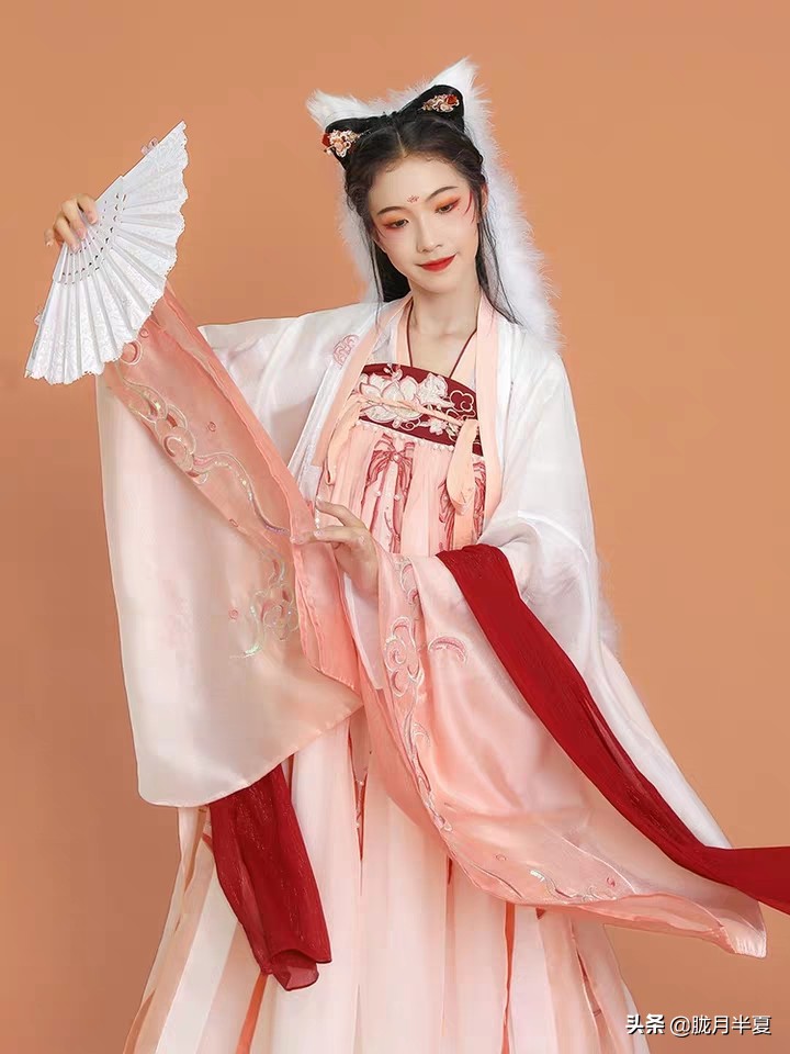 大唐不夜城汉尚华莲汉服体验馆,重回汉唐和汉尚华莲的汉服哪家好