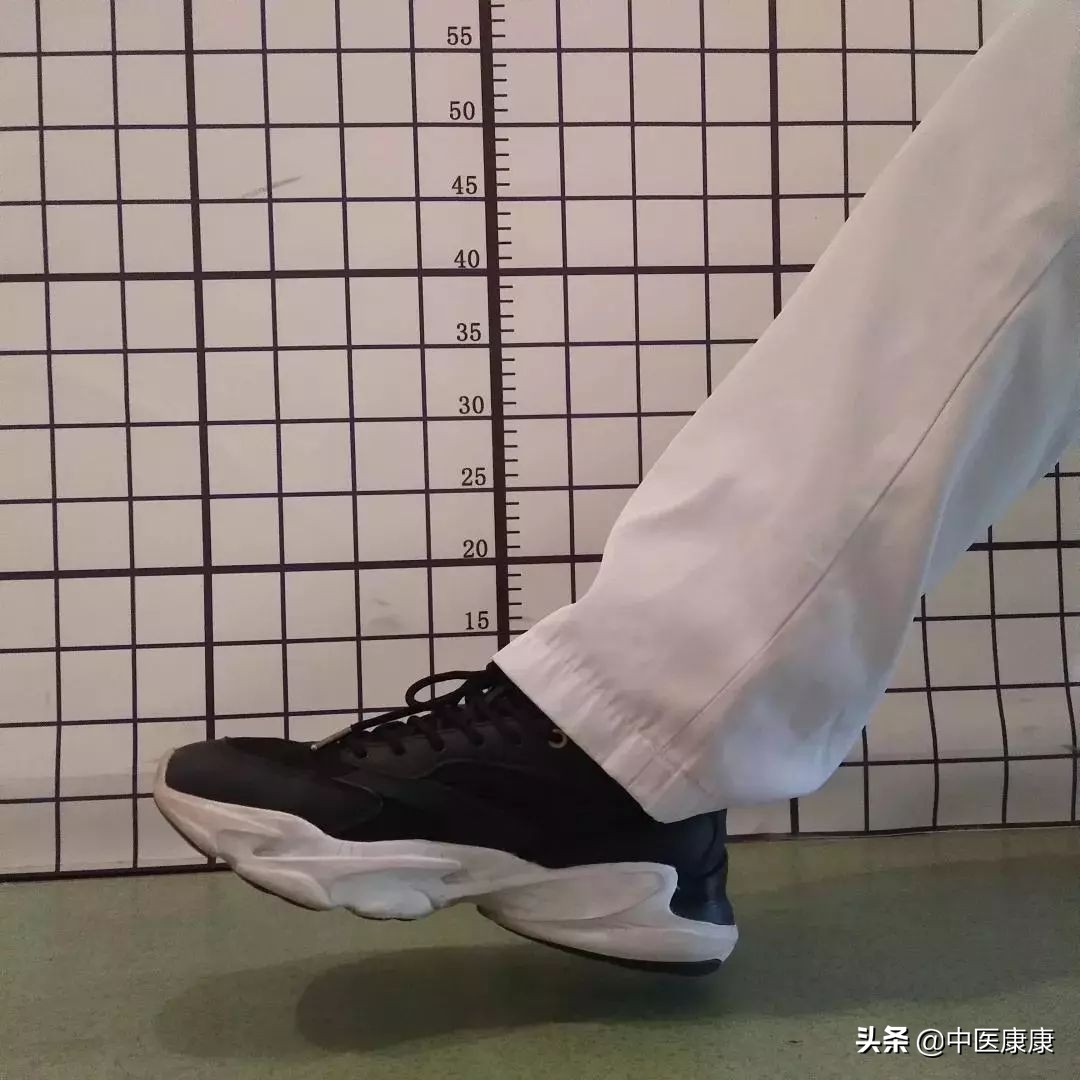 推荐几种缓解常见足跟痛的小方法,足跟痛穿什么样的鞋可以缓解