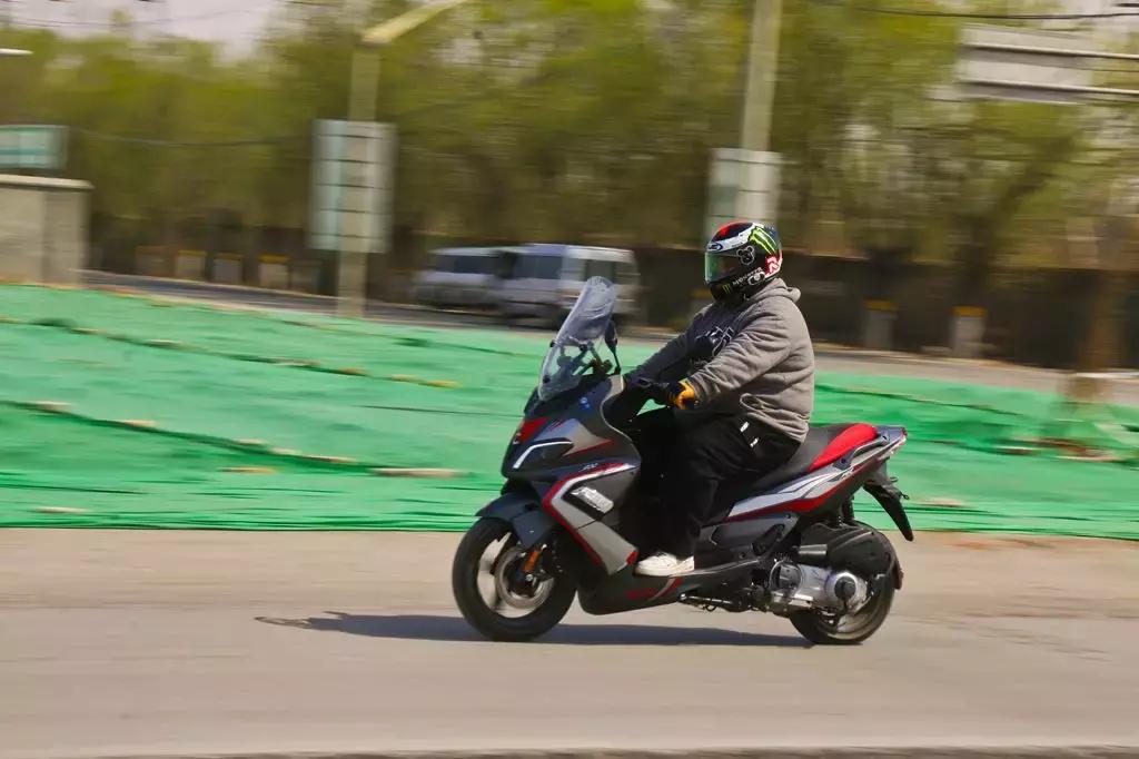 鍜宻rmax300鍚岀骇鐨勮溅,srmax300楠戣鎰熷彈