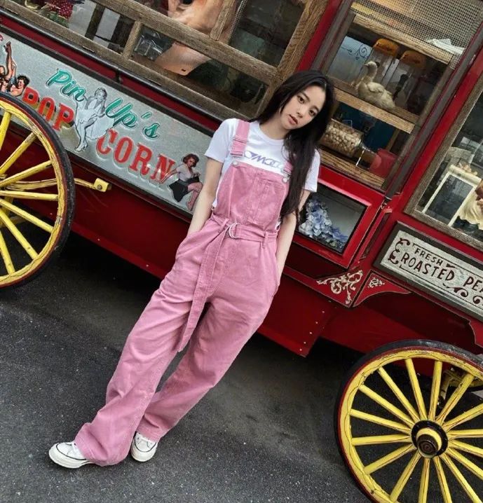 穿背带裤感觉松松垮垮的,穿背带裤显人厚该怎么弄