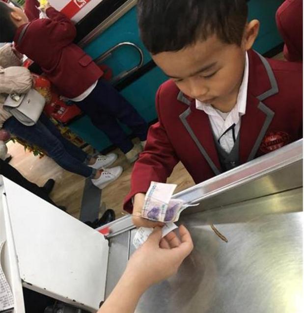 儿子买一袋盐花了50元,儿子买了1袋盐