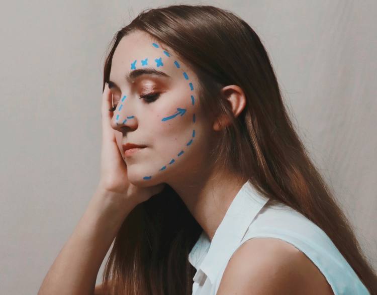 男生走进整形医院,男生去整容医院整容成女生的样子