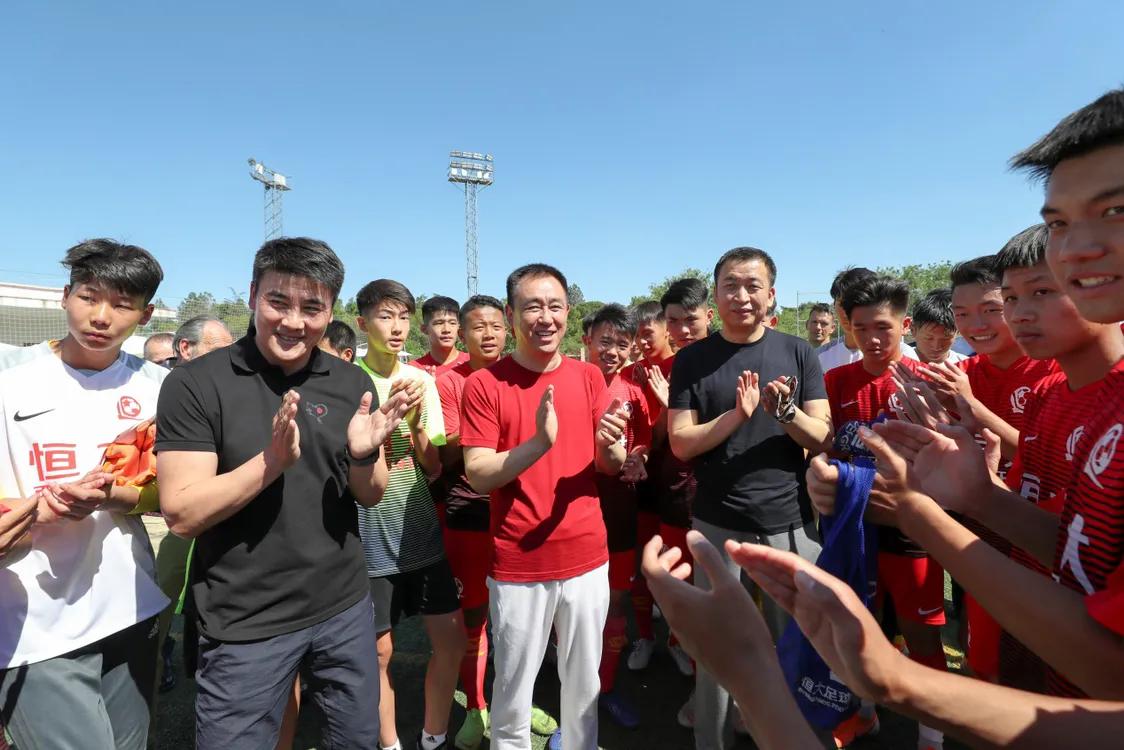 许家印马德里探班青训小球员,许家印讲恒大足球目标