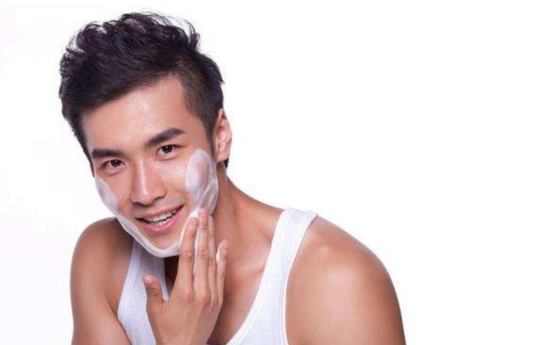 夏季男士护肤应该控油还是补水,控油祛痘男士水乳