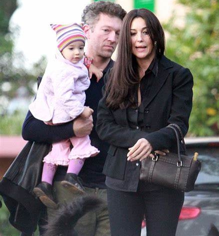 莫妮卡•贝鲁奇穿开叉裙,身材火辣不似55岁,10岁女儿颜值却被嘲