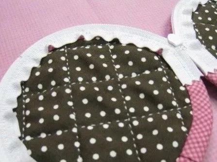 在家用几块小碎布，就能做个玫瑰零钱包，闺蜜看了都想要！附教程