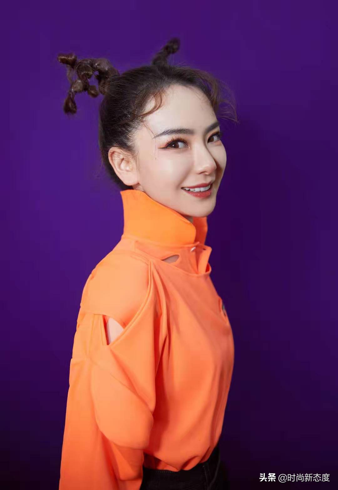 戚薇造型复古卷发教程,戚薇烟熏妆发型