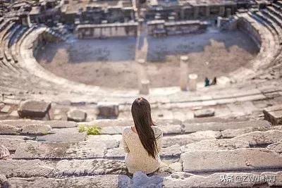 重庆公交车坠江事件小孩提前下车,重庆公交车坠江事件小学生自救