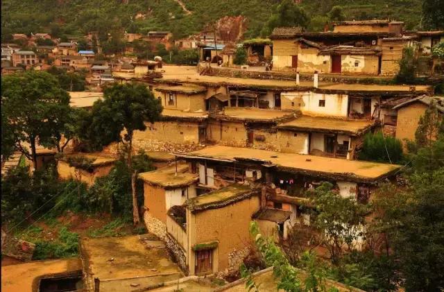 云南这个村子百家相连,一不留神就走到人家房顶上了