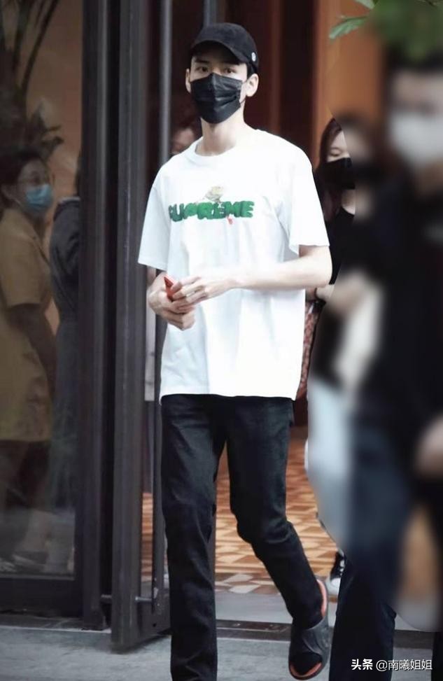 男人过了40岁,买短袖要谨记“3不要”,显得俗气廉价,谁穿谁丑