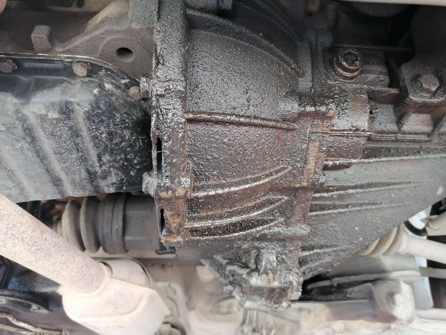 发动机漏油和烧机油大修多少钱,发动机漏油维修费用明细表