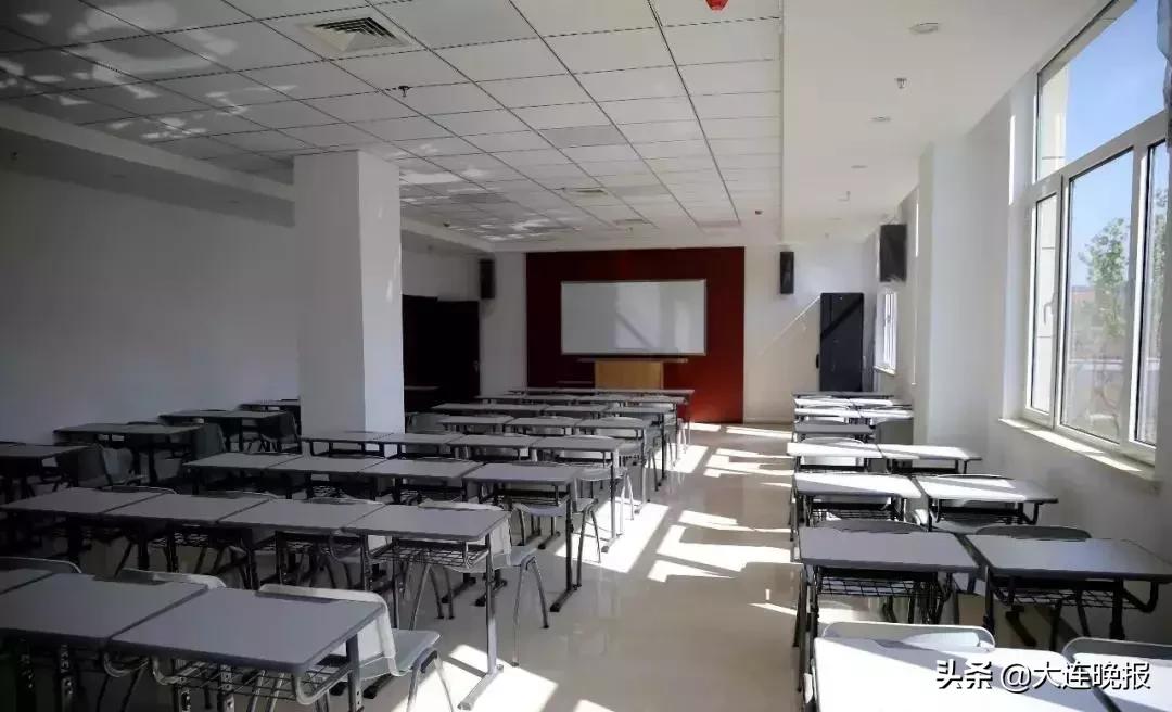 3万人足球场,大连人工草坪足球场