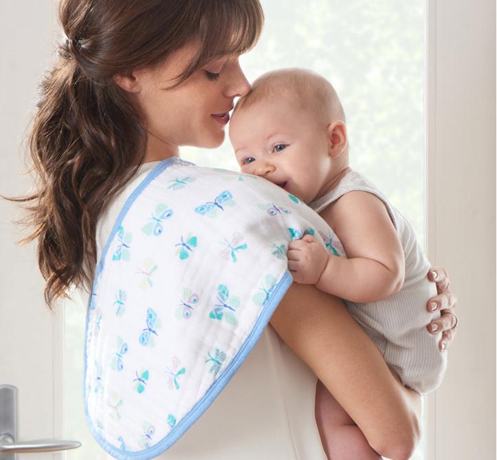 宝宝吐奶4种拍嗝方法,容易吐奶的宝宝拍嗝的正确方法