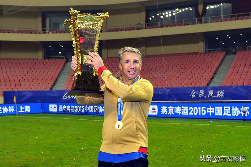 江苏队冠军奖杯在哪,江苏队举奖杯