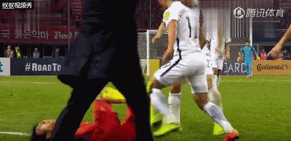 少林足球铁头功动图,少林足球三师兄晃动过人gif