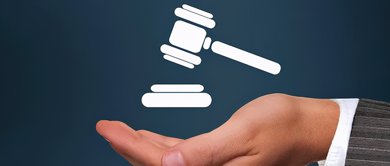 女子工位打伞被开除,女子撑伞上班被开除