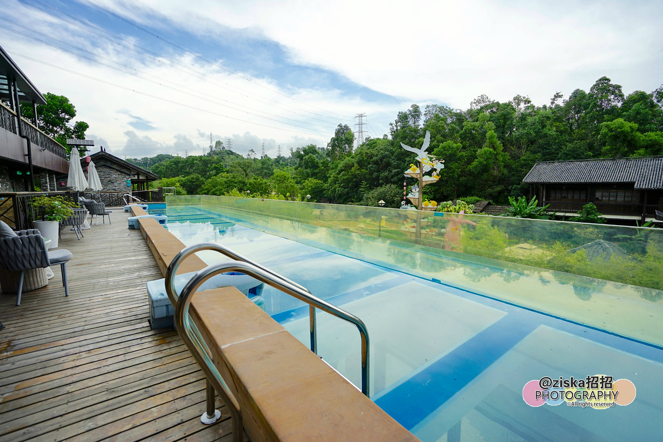 小伙探索神秘洞穴视频,小伙独自探索深山神秘古墓