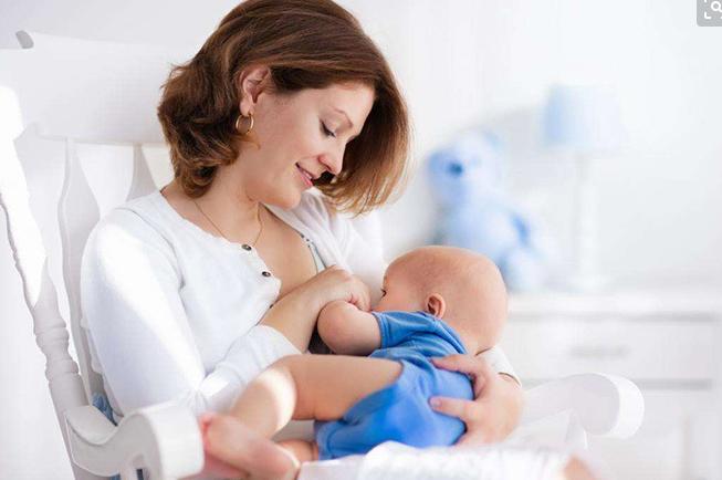 刚喂完奶宝宝打嗝怎么回事,刚喂完奶的婴儿吐奶打嗝怎么办