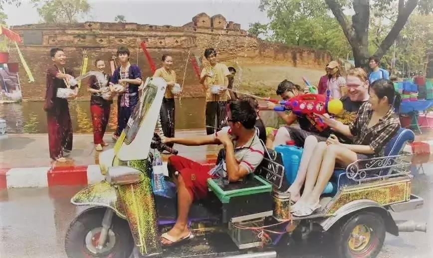 泰国泼水节爆发枪战,泰国泼水节