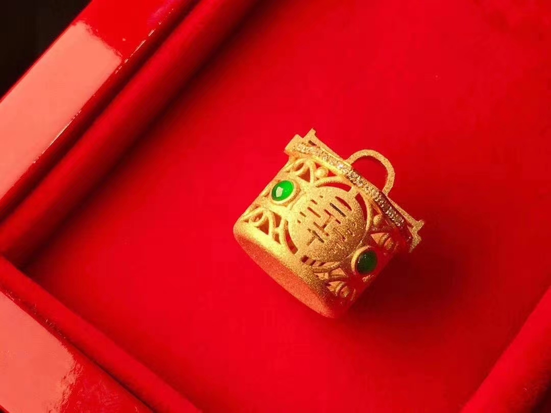 为什么结婚一定要买中国珠宝钻戒,结婚买钻戒好还是金首饰好