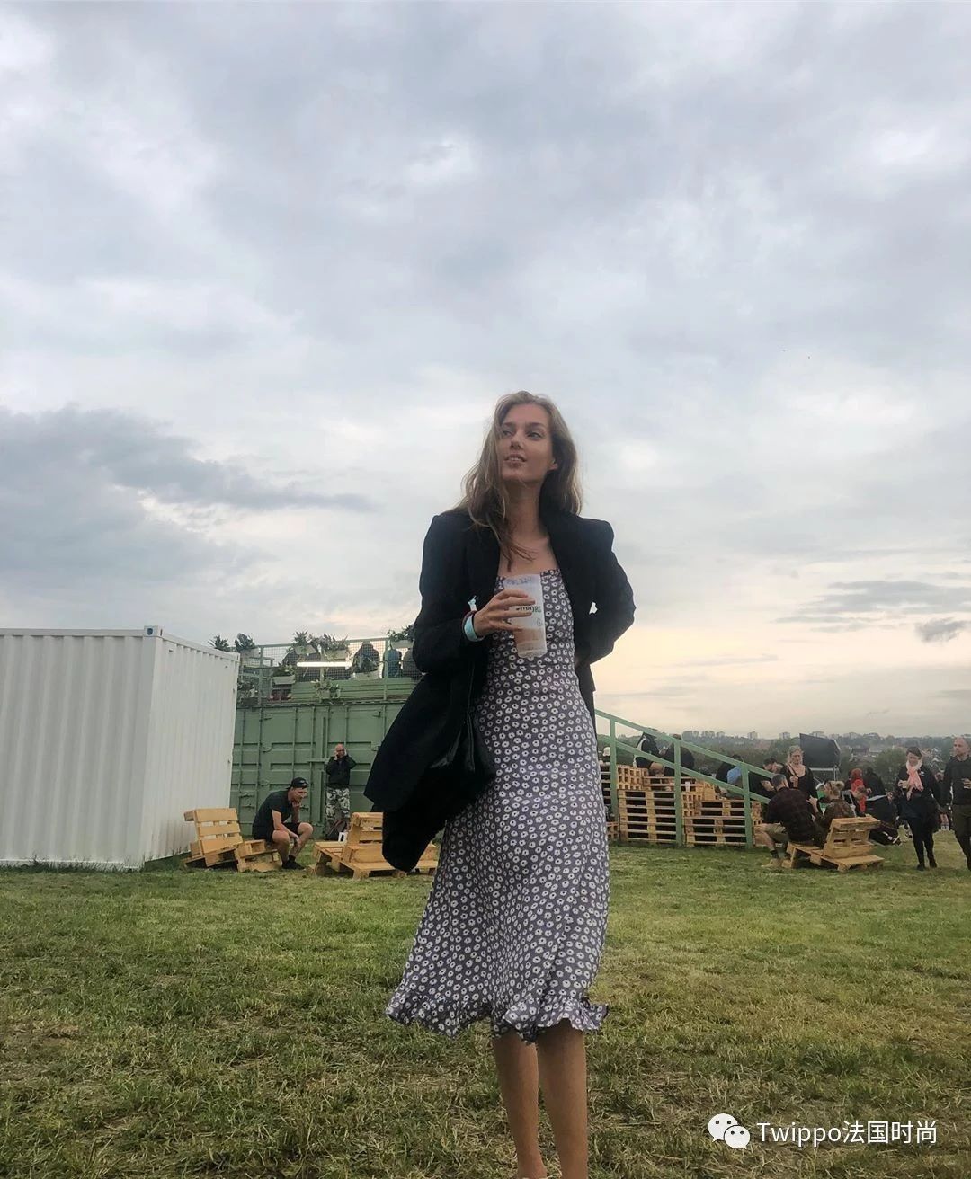 巴黎女孩春天穿什么裙子,法国女人夏天穿什么裙子