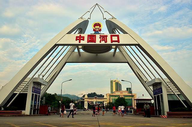 越南街头吸引女游客,与越南一河之隔的边界