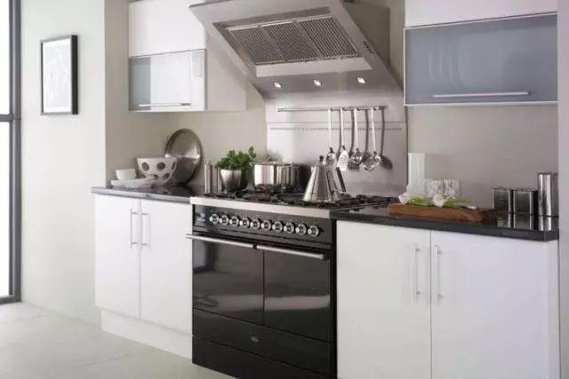 做饭时开油烟机为啥卫生间有臭味,做饭呛是抽油烟机的问题吗