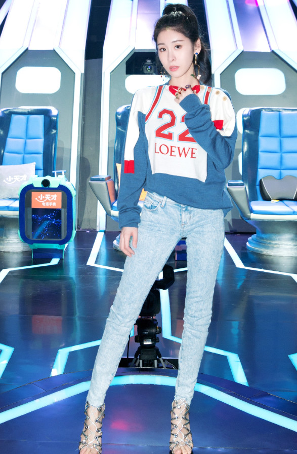 张碧晨牛仔裤照穿搭,张碧晨皮衣皮裤图片