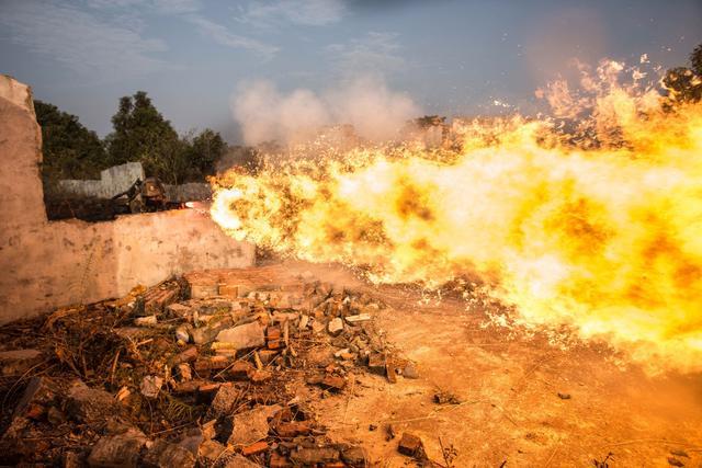 火焰喷射器极其恐怖，残酷无比，那么，它该不该退出“江湖”？